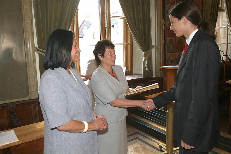 Wyróżnienia te przyznawane są co roku za wybitne osiągnięcia nauczycielom, pedagogom i uczniom krakowskich szkół oraz placówek o