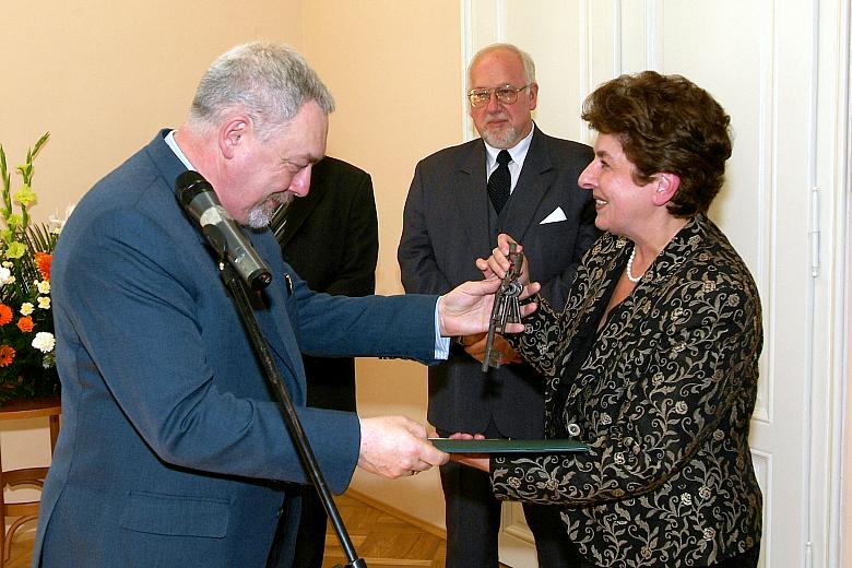 Prezydent Krakowa Jacek Majchrowski wręczył dyr. Marcie Peruckiej-Tytko klucze do odnowionego obiektu. W Dworze Czeczów znajdzie