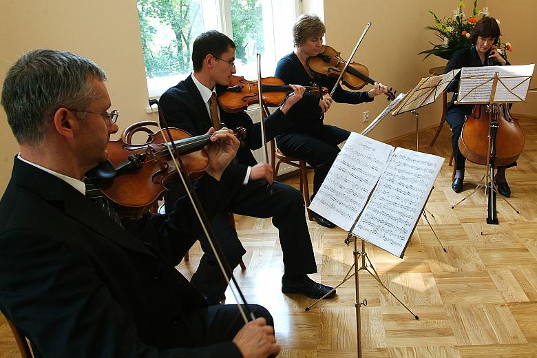 Uroczystość uświetnił koncert kwartetu smyczkowego.