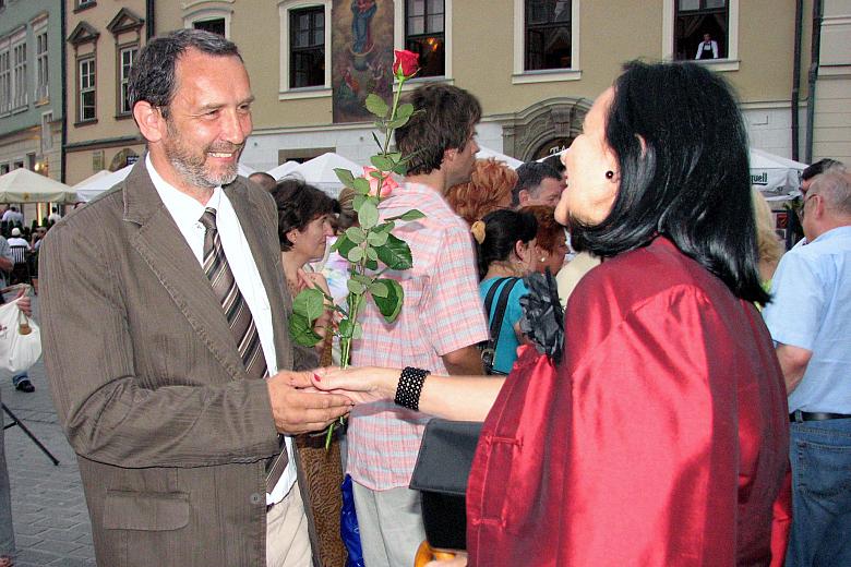 Po zakończeniu oficjalnego otwarcia autor prezentowanych na wystawie fotografii odbierał gratulacje.