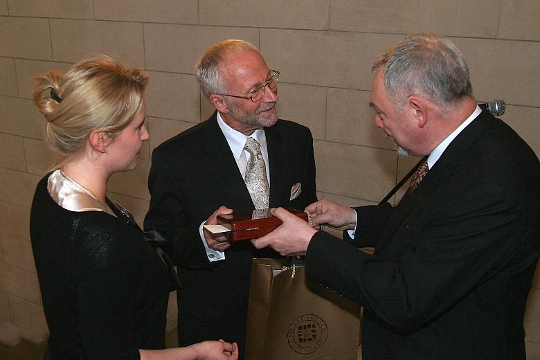 Frankfurt nad Menem był reprezentowany przez pana Petera Mensingera, Członka Zarządu Miasta.