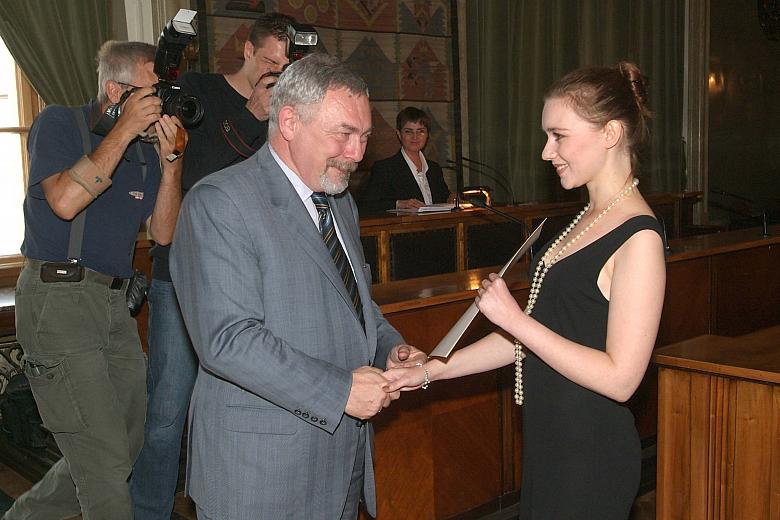 Joanna Trafas - absolwentka muzykologii na Uniwersytecie Jagiellońskim, studentka V roku Wydziału Wokalno-Aktorskiego Akademii M