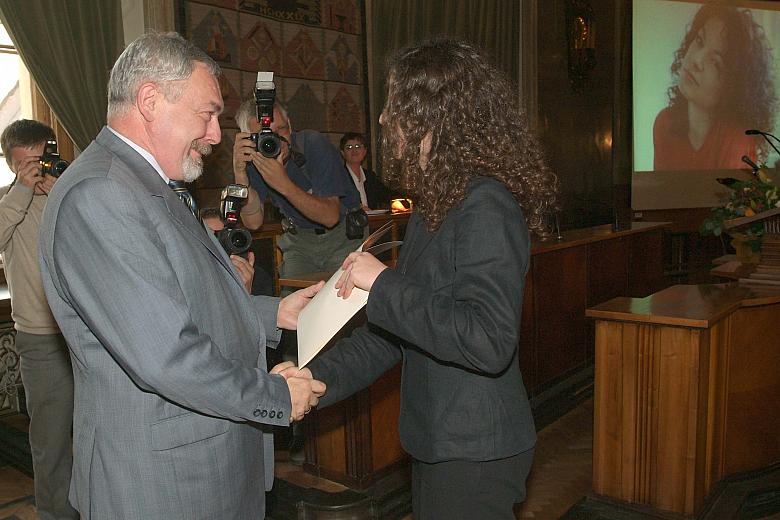 Agnieszka Grochowicz - absolwentka Wydziału Aktorskiego Państwowej Wyższej Szkoły Teatralnej w Krakowie oraz Newcastle High Scho