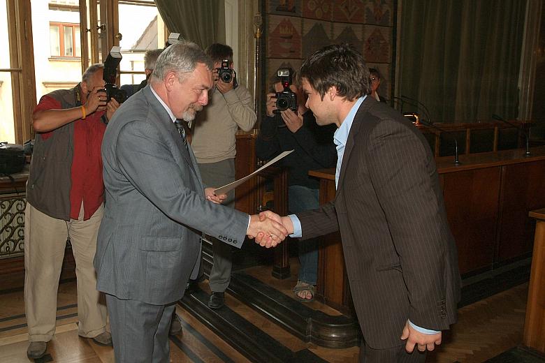 Dominik Nowak - absolwent Wydziału Aktorskiego Państwowej Wyższej Szkoły Teatralnej w Krakowie, organizator i dyrektor "Fes