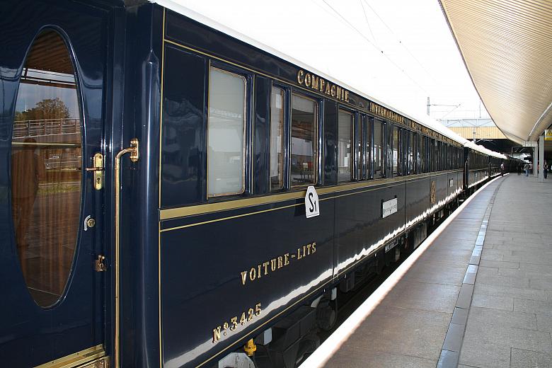 W samo południe, 14 lipca na tor 9 przy peronie 1 dworca Kraków Główny wjechał Orient Express. 