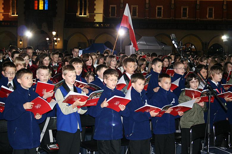 Uroczystość otworzono pieśnią "Gaude Mater Polonia".