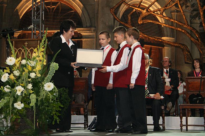 Elżbieta Lęcznarowicz, zastępca Prezydenta Krakowa ds. edukacji i spraw społecznych przekazała młodym śpiewakom symboliczne kluc