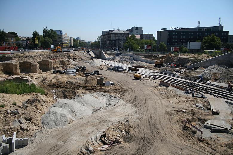 ...co umożliwiło bezkolizyjny przejazd z ulic Lubomirskiego i Prażmowskiego w aleję Powstania Warszawskiego. 