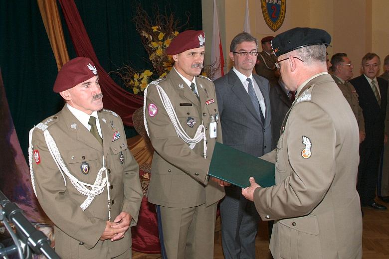 Nowym dowódcą 2. Korpusu Zmechanizowanego został generał dywizji Włodzimierz Potasiński. Decyzję ministra obu generałom przekaza