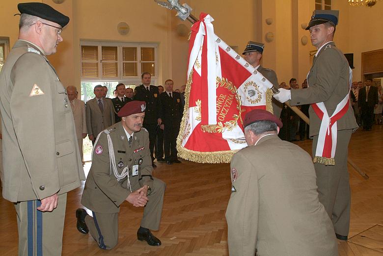 Generał Mieczysław Bieniek pożegnał się ze sztandarem 2. Korpusu Zmechanizowanego...