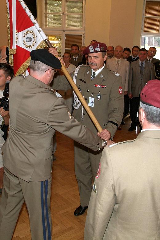 ...który z rąk generała Skrzypczaka przejął generał Potasiński.