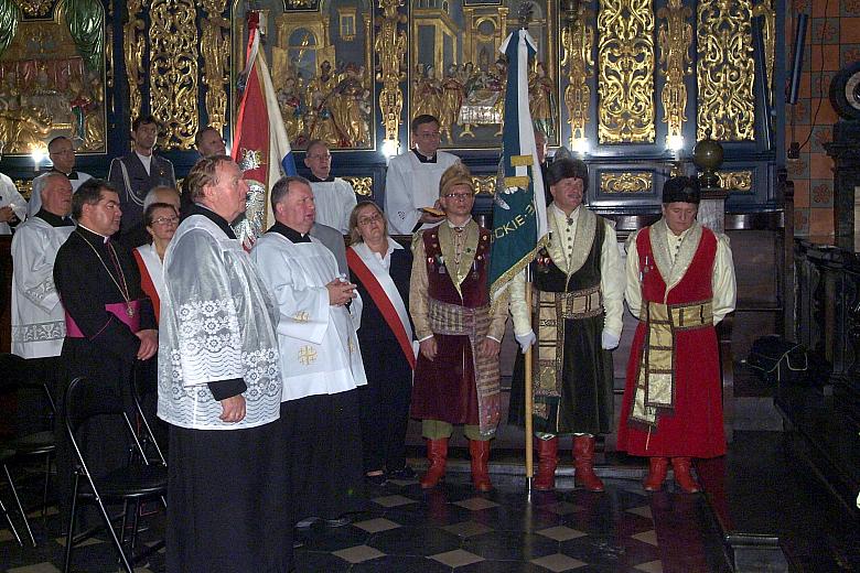Na nabożeństwo do Bazyliki Mariackiej przybyli świeccy i duchowni goście. Nie zabrakło także Bractwa Kurkowego.