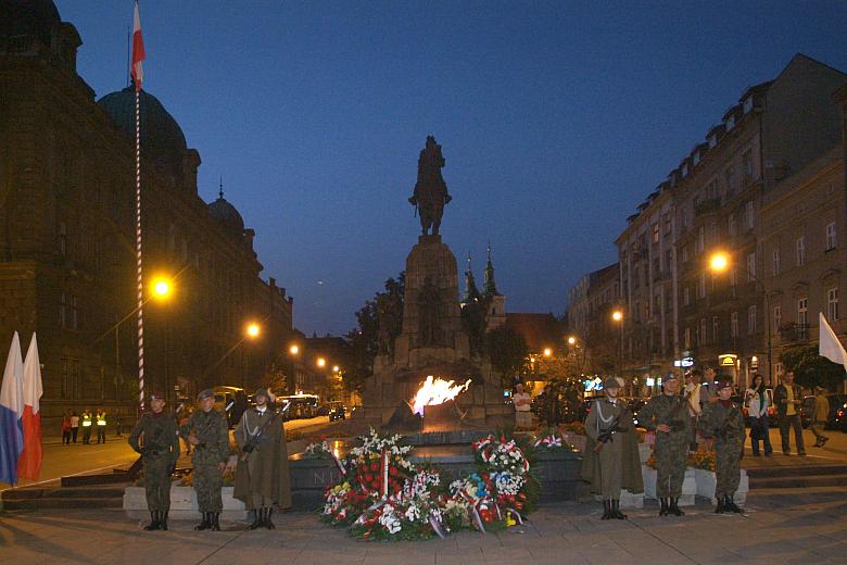 Zapadł już zmrok, a przed Grobem ciągle rósł stos wieńców i wiązanek, dowód pamięci i patriotyzmu krakowian.