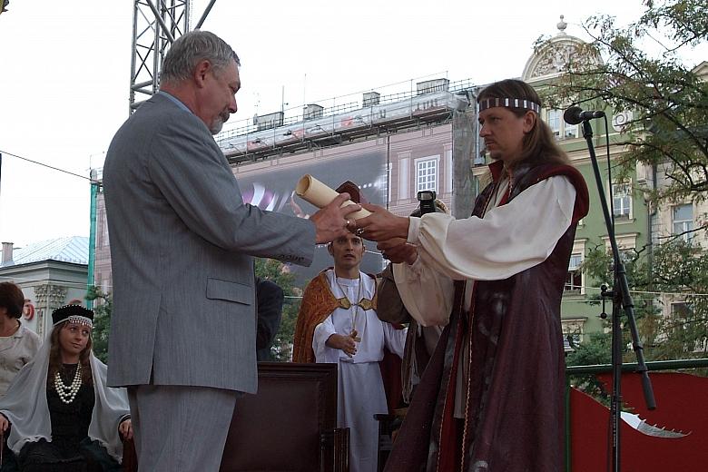 Książę Bolesław Wstydliwy odczytał akt lokacji miasta i wręczył go Prezydentowi Jackowi Majchrowskiemu. 