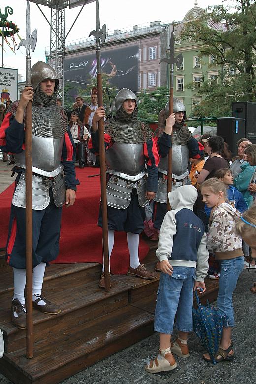 Książę wraz z matką Grzymisławą, małżonką Kunegundą oraz biskupem Prandotą, zajęli miejsca na scenie, dostępu do której bronili 