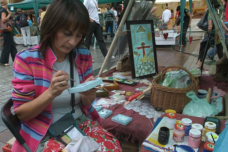 Pędzel w dłoni Danuty Glik wyczarowywał kolejnego anioła.