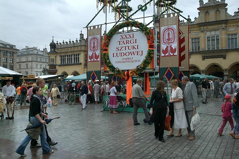 ...a uliczki między kramami kupującymi, którym nie przeszkadzał nawet letni deszcz.