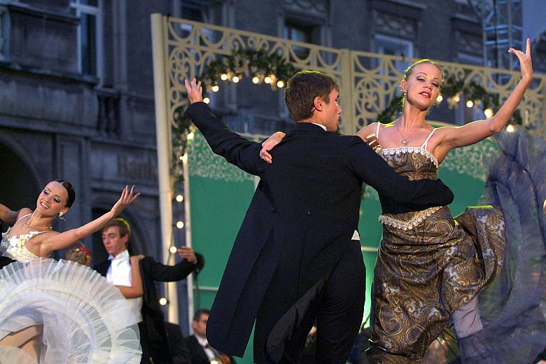 ...zachwycali publiczność tańcem, urodą i wspaniałymi kostiumami.