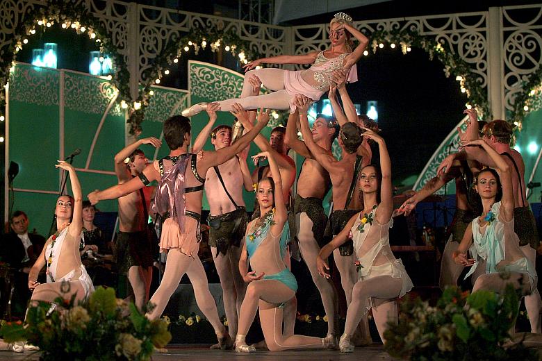 ...i wspaniałej muzyki Charles'a Gounoda.