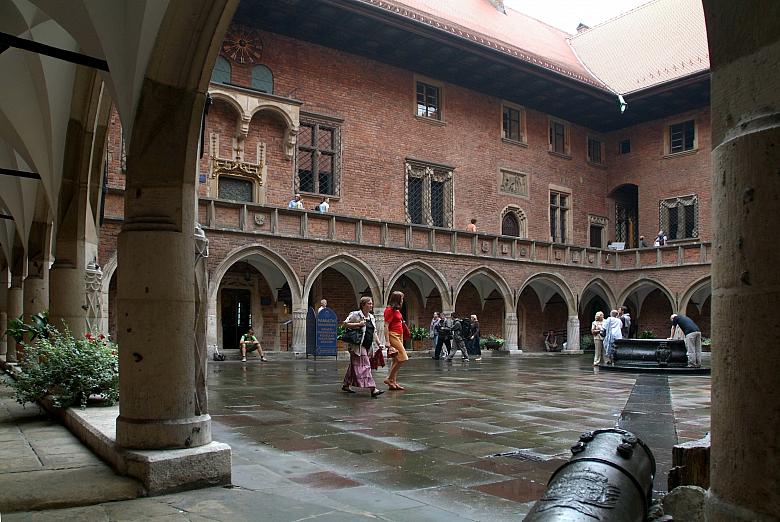 Kraków ma wiele pięknych dziedzińców. Jednym z najpiękniejszych jest jednak dziedziniec Collegium Maius czyli Kolegium Większego