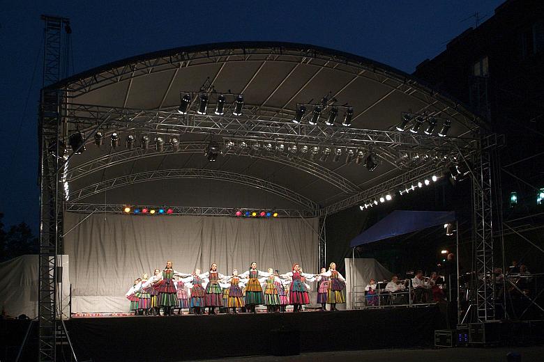 Z okazji jubileuszu 750-lecia lokacji Krakowa  odbył się w Alei Róż plenerowy koncert Zespołu Pieśni i Tańca "Mazowsze