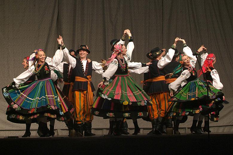 Strój łowicki zdaniem niektórych znawców może równać się urodą z krakowskim.