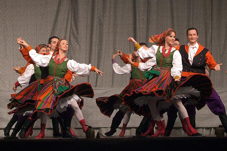 Swoim występem w Alei Róż Mazowsze udowodniło, że mimo choć liczy prawie sześćdziesiąt lat, nadal zachwyca werwą i urodą. 