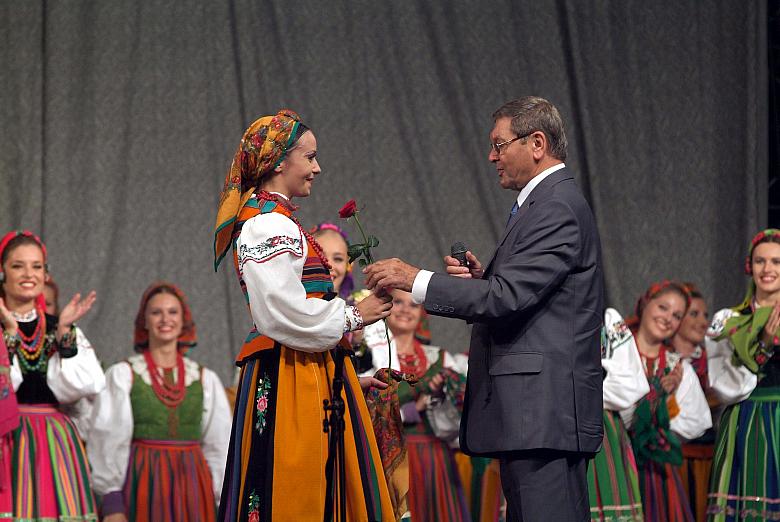 Agnieszka Rogowska, jedyna krakowianka w zespole "Mazowsze" otrzymała od prezesa Józefa Spiszaka różę.