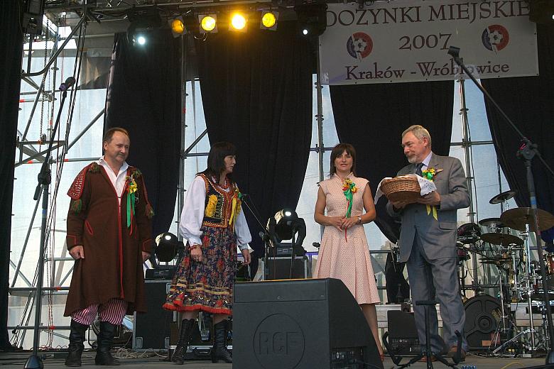 W chwilę po wręczeniu bochenka chleba. Na scenie: Gospodarz, Starościna, Starosta oraz Gospodyni Dożynek, Przewodnicząca Rady i 