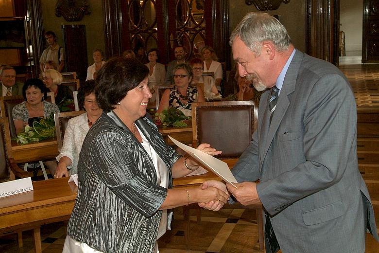 Prezydent Krakowa Jacek Majchrowski wręczył akty powierzenia obowiązków dyrektorom szkół podstawowych, gimnazjów oraz szkół pona