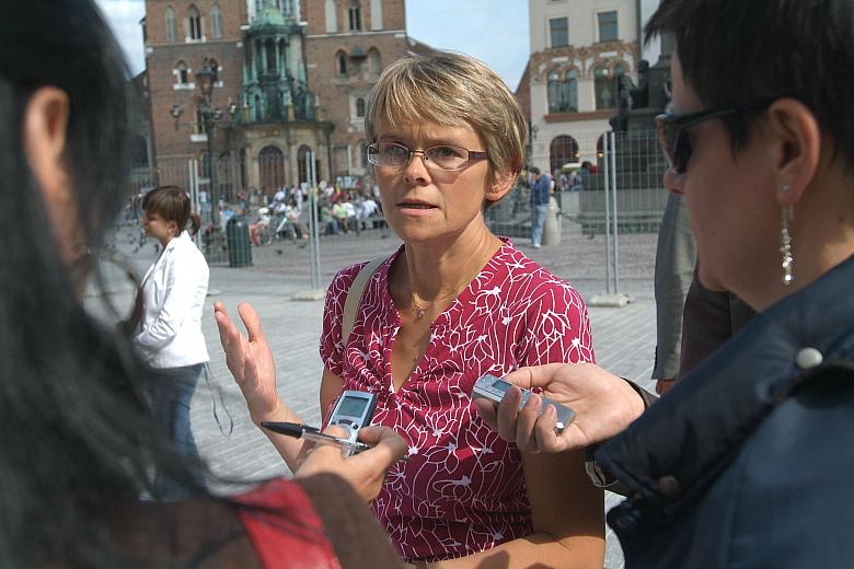 Doktor  Dorota Myszkowska wyjaśniała zaciekawionym dziennikarzom znaczenie niektórych mniej zrozumiałych terminów oraz zapewniał