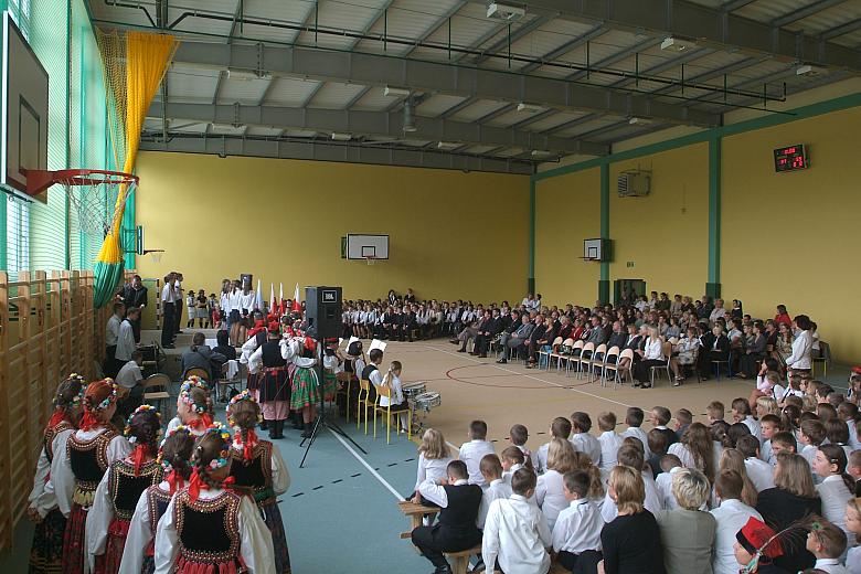 W nowej sali gimnastycznej w ZSOI nr 3 przy ul. Strakowej zgromadzili się zaproszeni goście oraz uczniowie. 