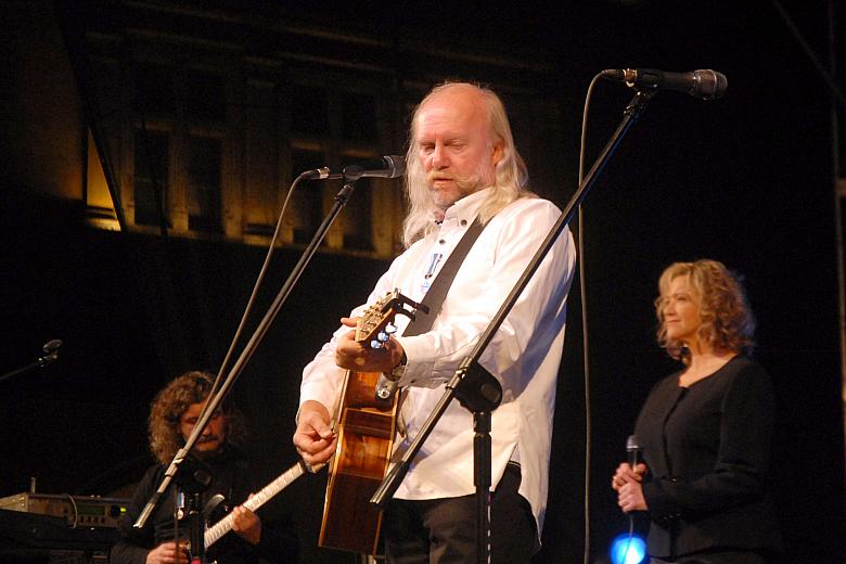 Trzydzieści lat to szmat czasu i wiele piosenek, które weszły na stałe do dziejów polskiej muzyki.