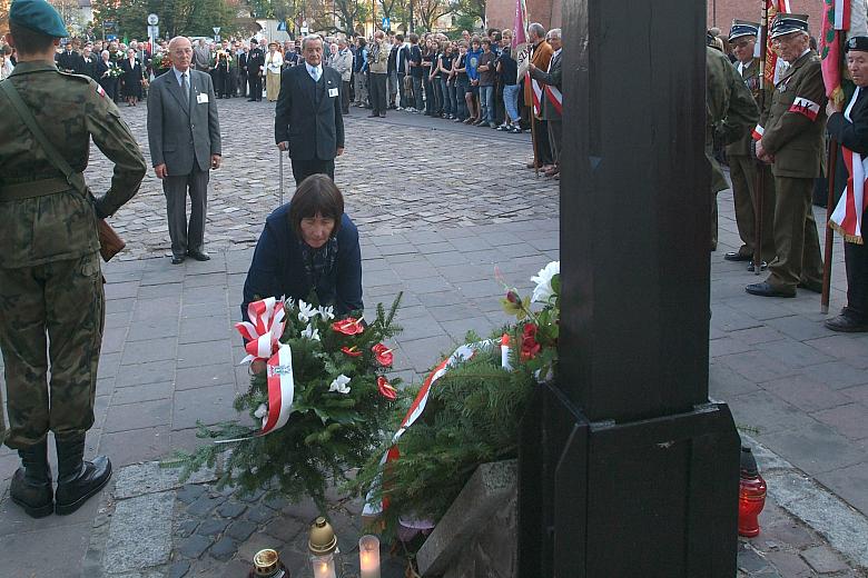 Następnie składano pod Krzyżem wieńce i wiązanki kwiatów. Delegacja Związku Sybiraków...