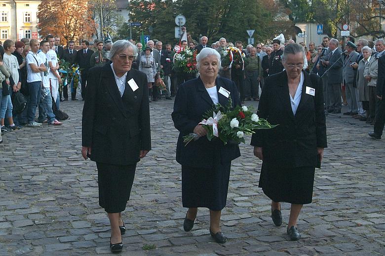 ...przedstawicielki Stowarzyszenia  Rodzin Ofiar Katynia Polski Południowej...
