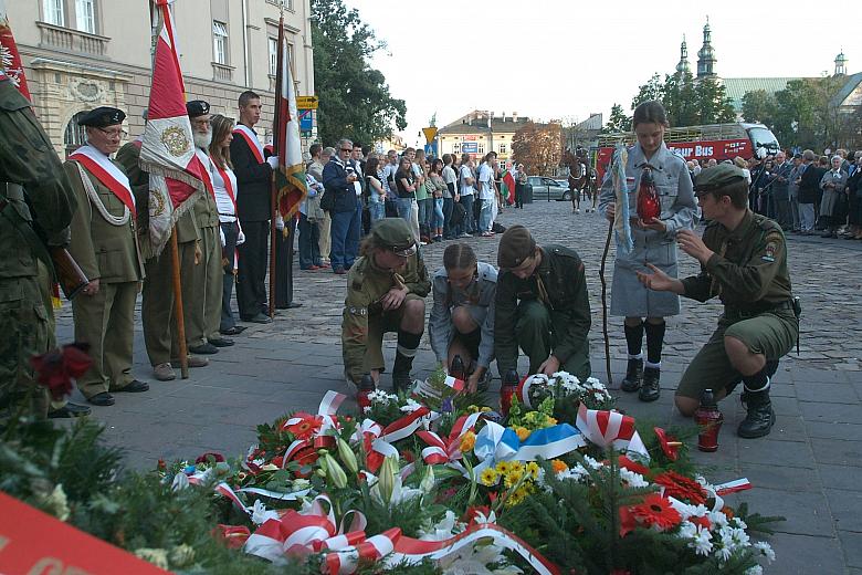 Harcerze zapalili znicze.