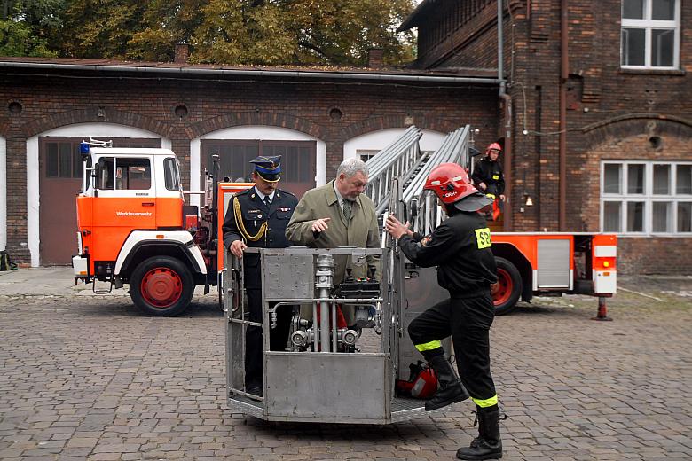 Kosz ratowniczy SD-30 wypróbowali Prezydent Jacek Majchrowski i Komendant Ryszard Gaczoł. Asystował im w strażak ratownik.