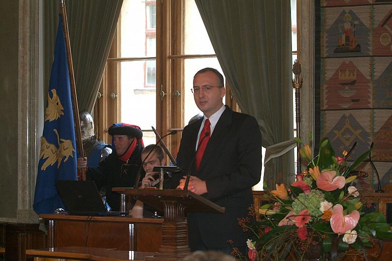 Przewodniczący Rady Miasta Krakowa Paweł Klimowicz powitał gości z Opola oraz przypomniał wspólne epizody z dziejów Opola i Krak