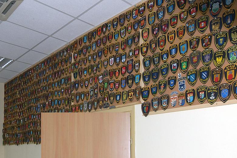 Jedna ze ścian została udekorowana emblematami straży miejskich z całego kraju. Jest to niewątpliwie największy zbiór tego typu.