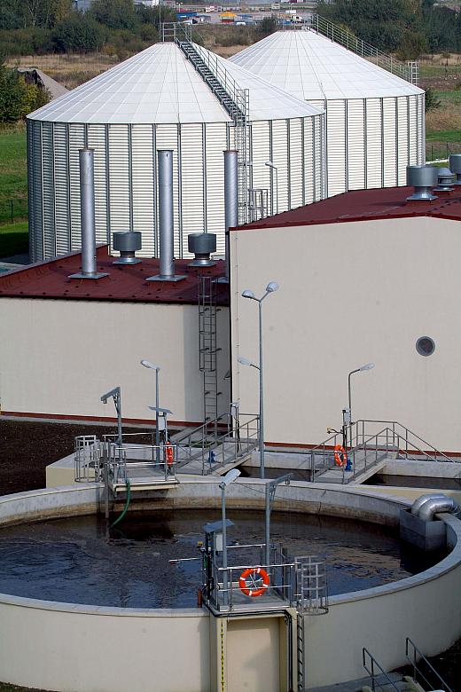 ...zbiornik magazynowy osadu oraz budynek energetyczny...