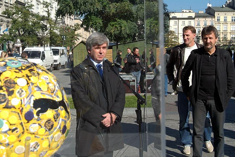 Wiceprezydent Kazimierz Bujakowski otwierając ekspozycję powiedział: Ta wystawa pokazuje, że sportowe emocje mogą zbliżać kibica