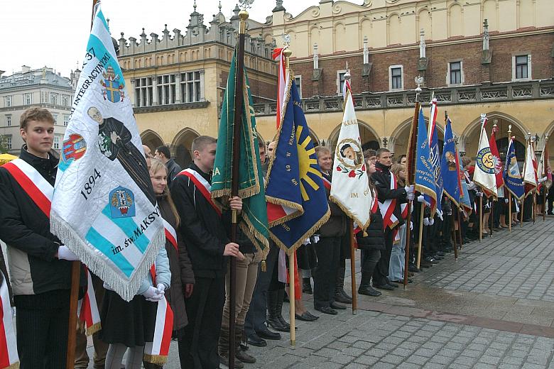 Na uroczystości licznie zjawiły się poczty sztandarowe krakowskich liceów.