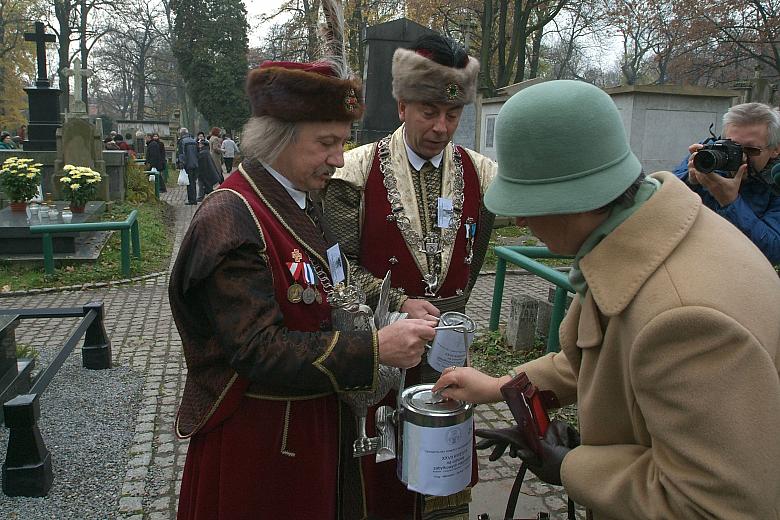 Profesorowi Czesławowi Dżwigajowi - królowi "Jubileuszowemu" - w kweście nie przeszkadzał nawet zawieszony na szyi kur