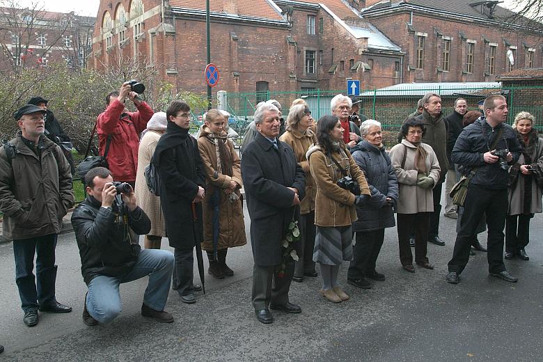 Na frontonie kamienicy przy ul. Wenecja 1 odsłonięto tablicę upamiętniającą profesor Karolinę Lanckorońską. 
Była wybitną uczon