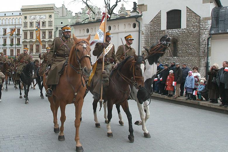 Na czele pochodu maszerował poczet sztandarowy 8. pułku ułanów im. ks. Józefa Poniatowskiego. 