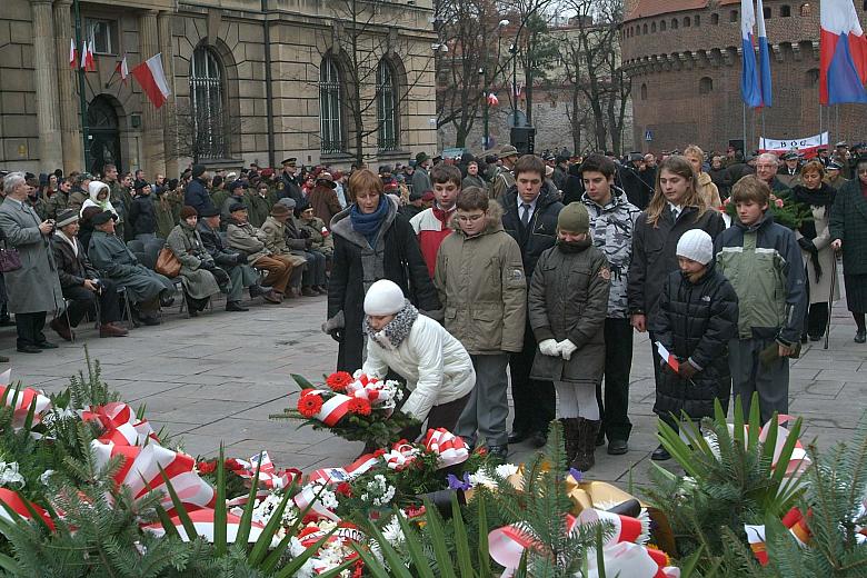Kwiaty składała młodzież szkolna...