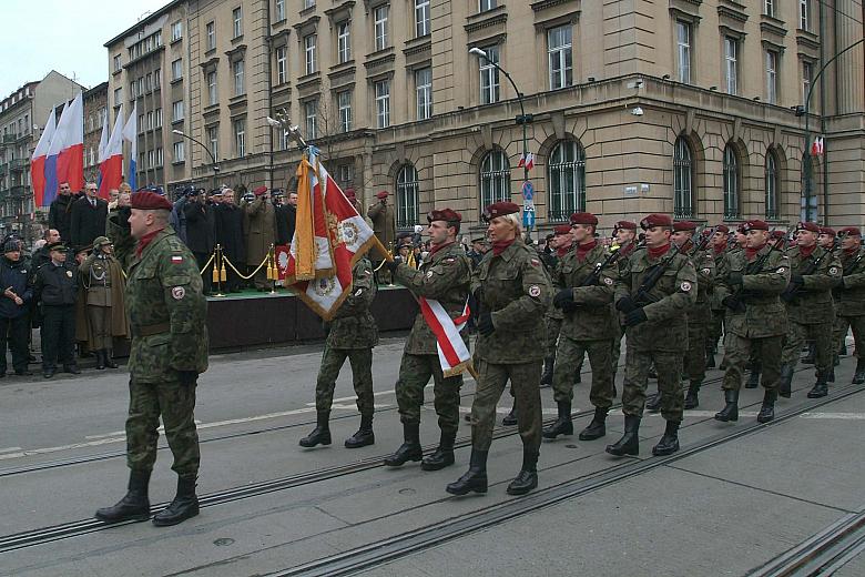 Przed trybuną przedefilowały pododdziały. Maszerowała kompania reprezentująca 6. Brygadę Desantowo-Szturmową...
