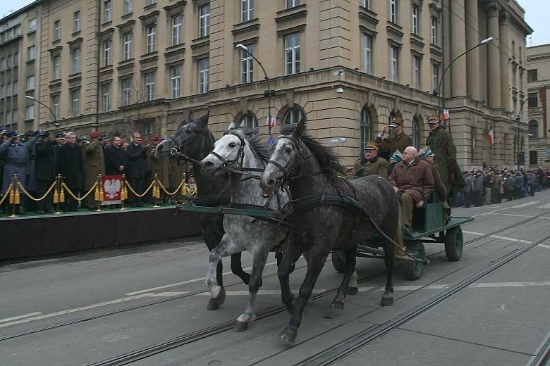 W defiladzie nie mogło zabraknąć taczanki z zamontowanym karabinem maszynowym.