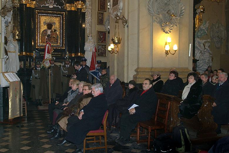 Przybyli na mszę goście zasiedli w ławkach...