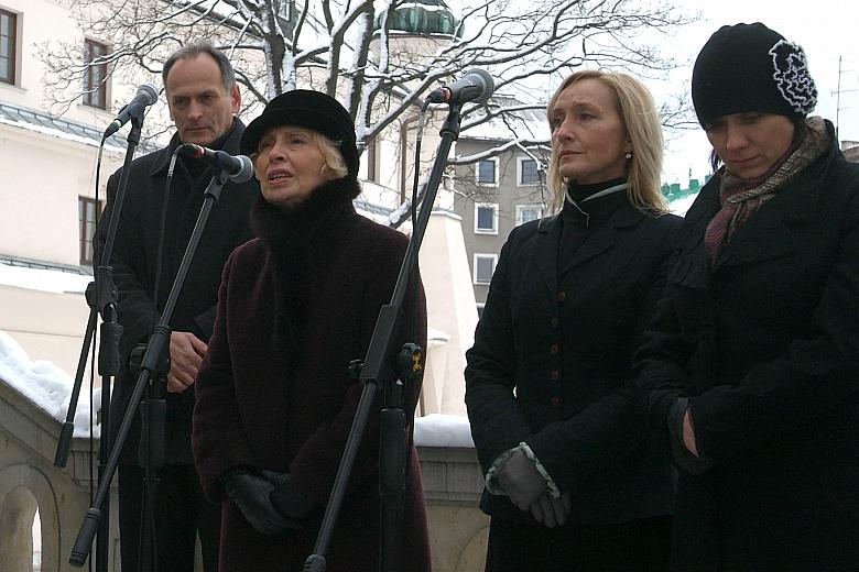 "Niech nikt nad grobem mi nie płacze, krom jednej mojej żony, za nic mi wasze łzy sobacze i żal ten wasz zmyślony".
A